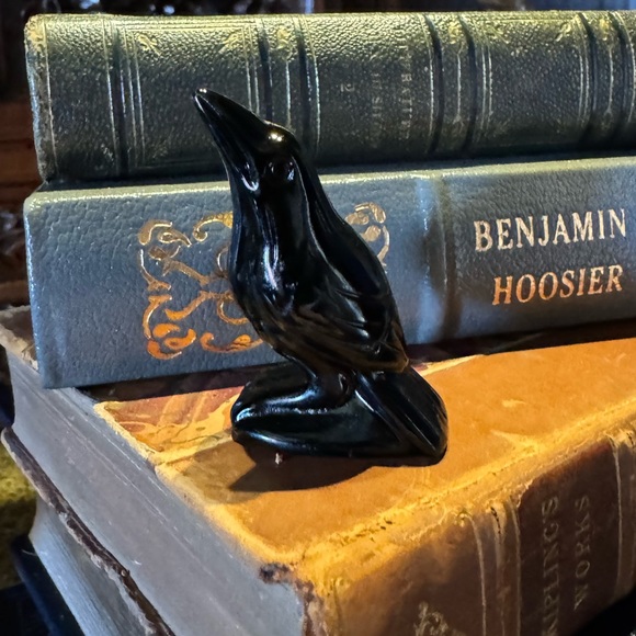 Solid Obsidian Raven Vintage-style Sculpture Desk Decor - Picture 3 of 8